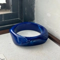 Detailed view of the wavy dark blue resin bracelet with elegant white marble texture - Geometric Rhombus / Inner Diameter 65mm / Blue White Swirl