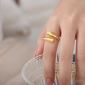 Anello aperto regolabile minimalista dorato con design geometrico incrociato - Taglia 7 (Regolabile) / Oro