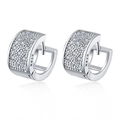 Orecchini a cerchio in argento S925 con pavé di zirconi bianchi su sfondo bianco pulito - Argento