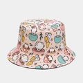 Primer plano de sombrero de pescador rosa con lindos patrones de osos y zanahorias - M (56-58cm) / Rosa Oso Dibujos Animados Champiñón