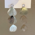 Detailansicht der gestuften Ginkgoblatt-Ohrringe mit Quasten und Zirkon-Steinen - Ginkgo Quaste / Silber (Groß)