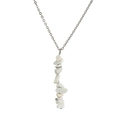Dettaglio della collana a catena argentata con pietre bianche naturali e nappine - Turchese Bianco