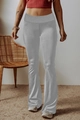 Detail einer grauen Schlag-Yogahose mit hohem Bund, elastischem Stoff und enger Passform - XS / Unterteile / Hellgrau