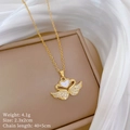 Détail du collier en acier titane doré avec pendentif double cygne en nacre et strass - Style Coeur de Cygne (D442)