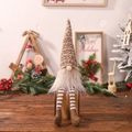 Gnomo di Natale con cappello a quadri marroni e gambe lunghe a righe decorative - Marrone