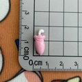 Vue détaillée d'une breloque aubergine rose sur une règle montrant la taille de 1cm - 10*Parapluie Mini