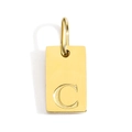 Detailopname van een gouden rechthoekige hanger met een gegraveerde letter C bedeltje - Letter C Hanger Alleen (Zonder Ketting) / 1cm x 0.6cm / Goud