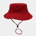 Detalle de gorro de pescador rojo de algodón con cordón ajustable y ojales de ventilación - Rojo Oscuro Liso
