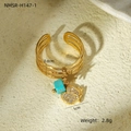 Dettaglio dell'anello dorato multistrato con ciondoli a farfalla, stella e pietra verde - Stile a Quattro Linee Parallele con Farfalla in Strass, Stella e Turchese (NMSR-H147-1)