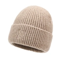 Berretto in maglia a coste beige con risvolto elegante e consistenza morbida per l'inverno - Beige medio
