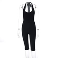 Detailansicht des schwarzen Neckholder-Jumpsuits mit Rückenausschnitt auf einer Puppe - XS / Schwarz