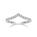 Vue détaillée de la bague chevron en argent sterling avec pierres de moissanite - US 7 / Style de Bague en Rangée en V (R13963) / Argent