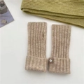 Detailansicht der beigen Rippstrick-Handschuhe ohne Finger mit Daumenlöchern und Wolle - Einheitsgröße / Haferflocken-Khaki