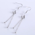 Pendientes largos de mariposa plateada con borlas metálicas y cuentas de cristal - Color Acero