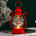 Primer plano de farol LED navideño rojo con escena de muñeco de nieve y luz cálida - Muñeco de Nieve Rojo
