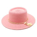 Canotier rose en paille avec chaîne dorée, perles blanches et pompons crème élégants - M (56-58cm) / Rose Poudré