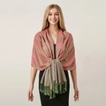 Sciarpa jacquard con motivo paisley rosa e verde con nappe indossata da una modella - Rosa Verde Misto Paisley