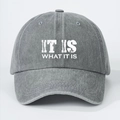 Cappellino da baseball in cotone grigio lavato con stampa slogan It Is What It Is e visiera - Grigio