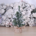 Mini-Weihnachtsbaum mit Kunstschnee und rustikalem Juteboden auf Holzoberfläche - 20cm Schneebedeckter Weihnachtsbaum
