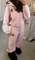 Dettaglio della tuta sportiva rosa con felpa con cappuccio e logo a stella nero - S / Rosa