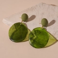 Dettaglio di orecchini tondi in resina verde vintage su base in pietra bianca - Pendenti Geometrici / Verde Scuro