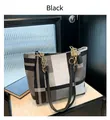 Detail der karierten Shopper-Tasche mit großem Fassungsvermögen und goldenen Ketten - Schwarz