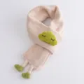 Rosa Strickschal für Babys mit grünem Wolkenanhänger und süßen Beindetails im Winter - Cremeweiß