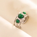 Detalle macro de un anillo ajustable de acero 304 con tres piedras de malaquita verde - Plata-Verde Malaquita
