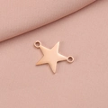Primer plano del colgante de estrella en oro rosa con dos anillas sobre tela - Oro Rosa
