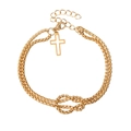 Nahaufnahme des goldenen zweilagigen Kettenarmbands mit Knoten und Kreuzanhänger - Goldenes Kreuzarmband mit Karte