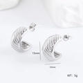 Pendientes plateados en C texturizados vista detallada con dimensiones 15mm por 10mm y 5g - Estilo Pequeño Texturizado en Forma de C