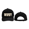 Detalle de gorra de pana negra con parche WIFEY de chenilla y hebilla metálica ajustable - Ajustable / Negro