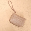Monedero pequeño de paja trenzada color beige con correa y acabado metálico - Caqui