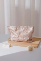 Detalle de la tela jacquard floral y la etiqueta de marca en un neceser de maquillaje - Floral Rosa Dorado / Grande