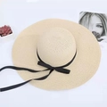 Klassischer beige Strohhut mit breiter Krempe und schwarzer Schleife für Damen am Strand - Einheitsgröße / Beige
