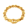 Dettaglio del bracciale a maglie infinite dorate con chiusura a manetta su sfondo bianco puro - Bracciale Oro