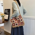 Handgefertigte Häkeltasche mit Vintage-Karomuster und Quasten-Details in der Farbe Kamel - 28*6*27cm / Khaki
