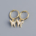Detail van gouden vlinder oorbellen met glinsterende micro-pave kristallen - Prijs per Paar / Goud
