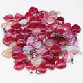 Set di ciondoli a cuore in agata rossa con anelli in metallo su fondo bianco - Agata Rosa
