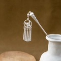 Dettaglio di fermaglio per capelli a farfalla in argento con nappe in un vaso di ceramica - Nappa a farfalla agile (F371)