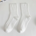 Calcetines blancos de algodón acanalado con una textura de punto vertical minimalista - Talla única / Blanco Puro