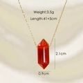 Detalle del colgante hexagonal de cristal rojo con cadena de acero de titanio dorado y medidas - Ágata roja