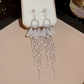 Eleganti orecchini in argento S925 con lunghe nappe, perle e petali bianchi satinati - Frangia di Perle a Petalo Smerigliato Argento (E0424)