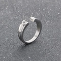 Macro di anello in acciaio inossidabile argento con scanalatura a V e finitura opaca - US 9 / Colore Acciaio (KR111239-KJX)