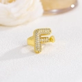 Dettaglio dell'anello con lettera F dorata stile palloncino e zirconi scintillanti - Lettera F