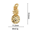 Detalle del colgante de piña bañado en oro de 18k con medidas 11,2 mm por 19,2 mm - Estilo Piña de Strass Dorado (DZ-130)