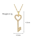 Detailansicht der goldenen Herz-Schlüssel-Halskette mit Maßen 4,2 cm x 1,5 cm und 3,7 g Gewicht - Herz-Schlüssel-Stil (C110)