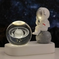 Luce notturna astronauta con sfera di cristallo Saturno 3D laser e base a LED - Saturno
