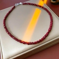 Dettaglio macro di perle di pietra rossa Ancora irregolari e chiusura argento - Collana-Rosso Argento