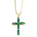 Collana con croce dorata e zirconi verdi con tagli a goccia e rotondi su sfondo bianco - Verde